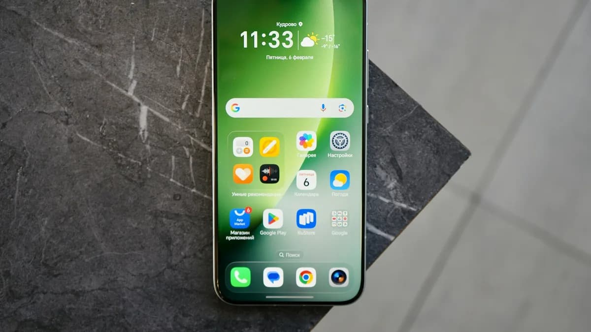 Smartphone in der Hand zeigt einen abgedunkelten Startbildschirm mit App-Symbolen