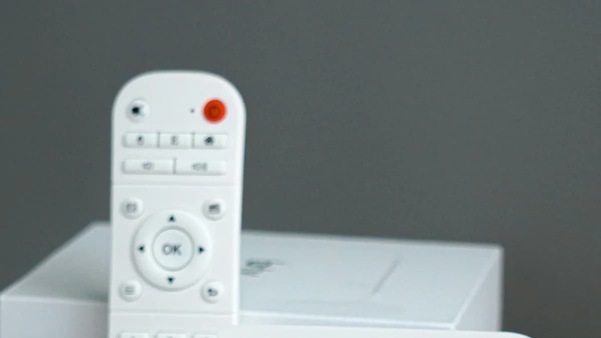 Weiße Streaming-Box mit Fernbedienung auf einer Verpackung