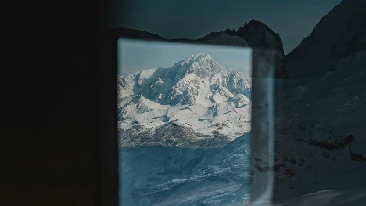 Nahaufnahme eines Smartphone-Displays mit gestochen scharfer, detailreicher Berglandschaft