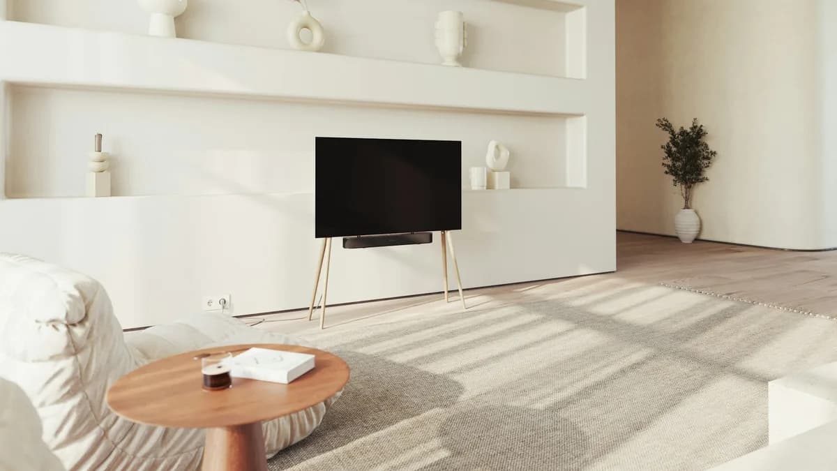 Elegantes, minimalistisches Wohnzimmer mit freistehendem Fernseher und stilvoller Einrichtung
