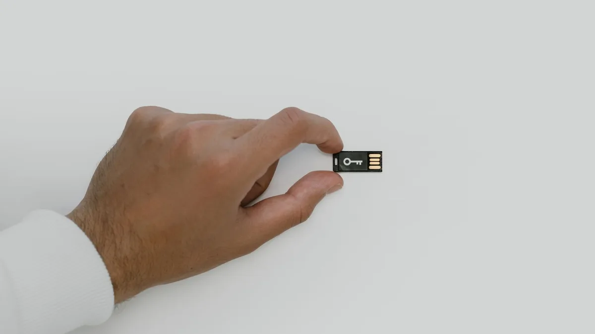 Hand hält einen kleinen, stabförmigen Streaming-Stick
