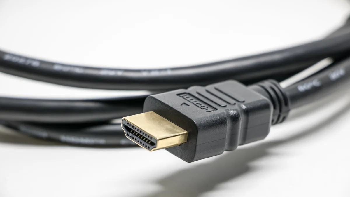 Nahaufnahme eines HDMI-Kabelsteckers mit vergoldeten Kontakten